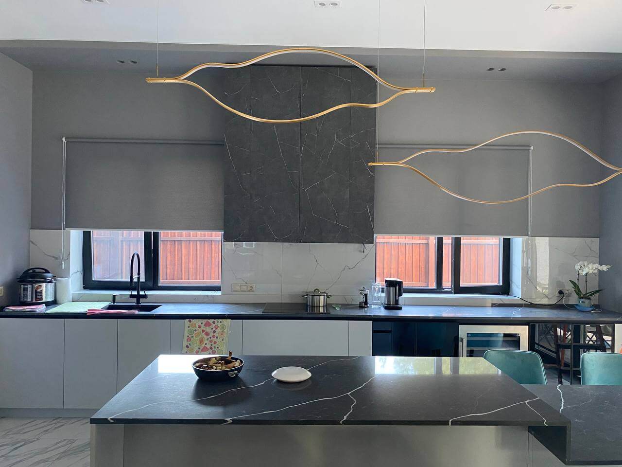 Серые рулонные шторы на кухне