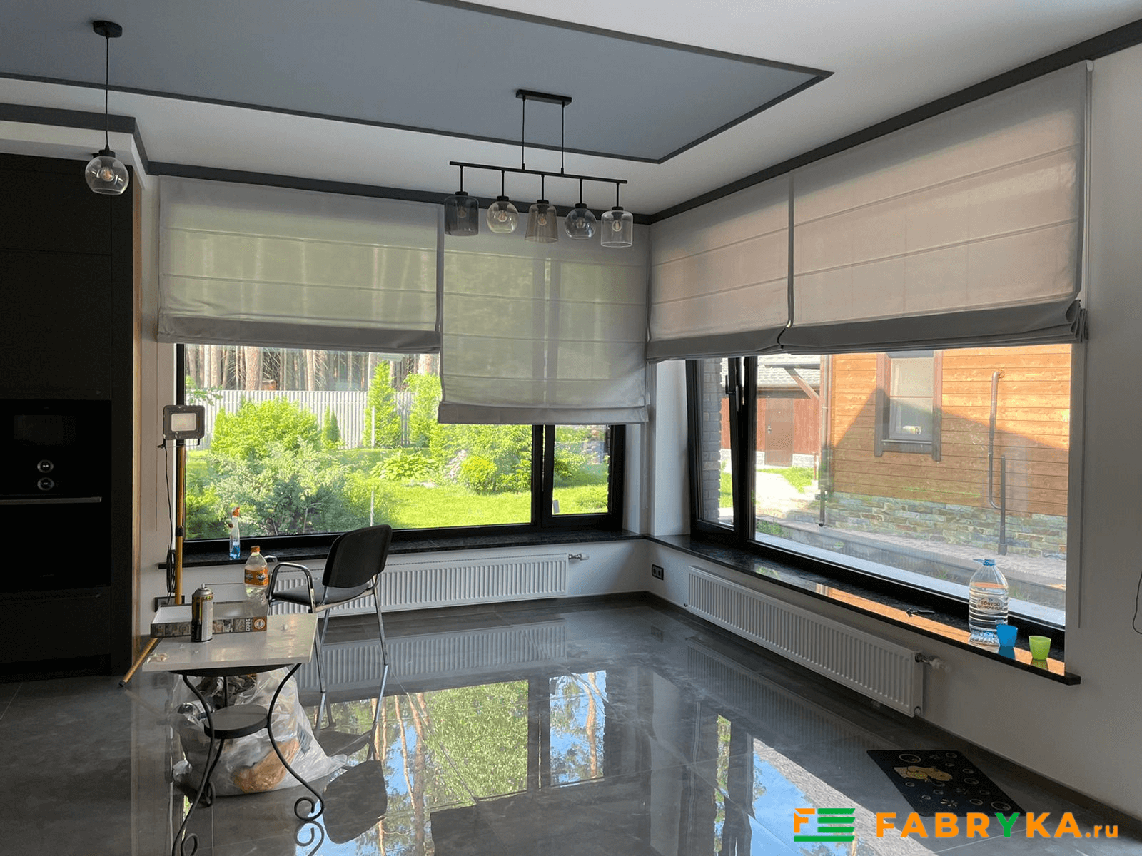 Полупрозрачные римские шторы в гостиной