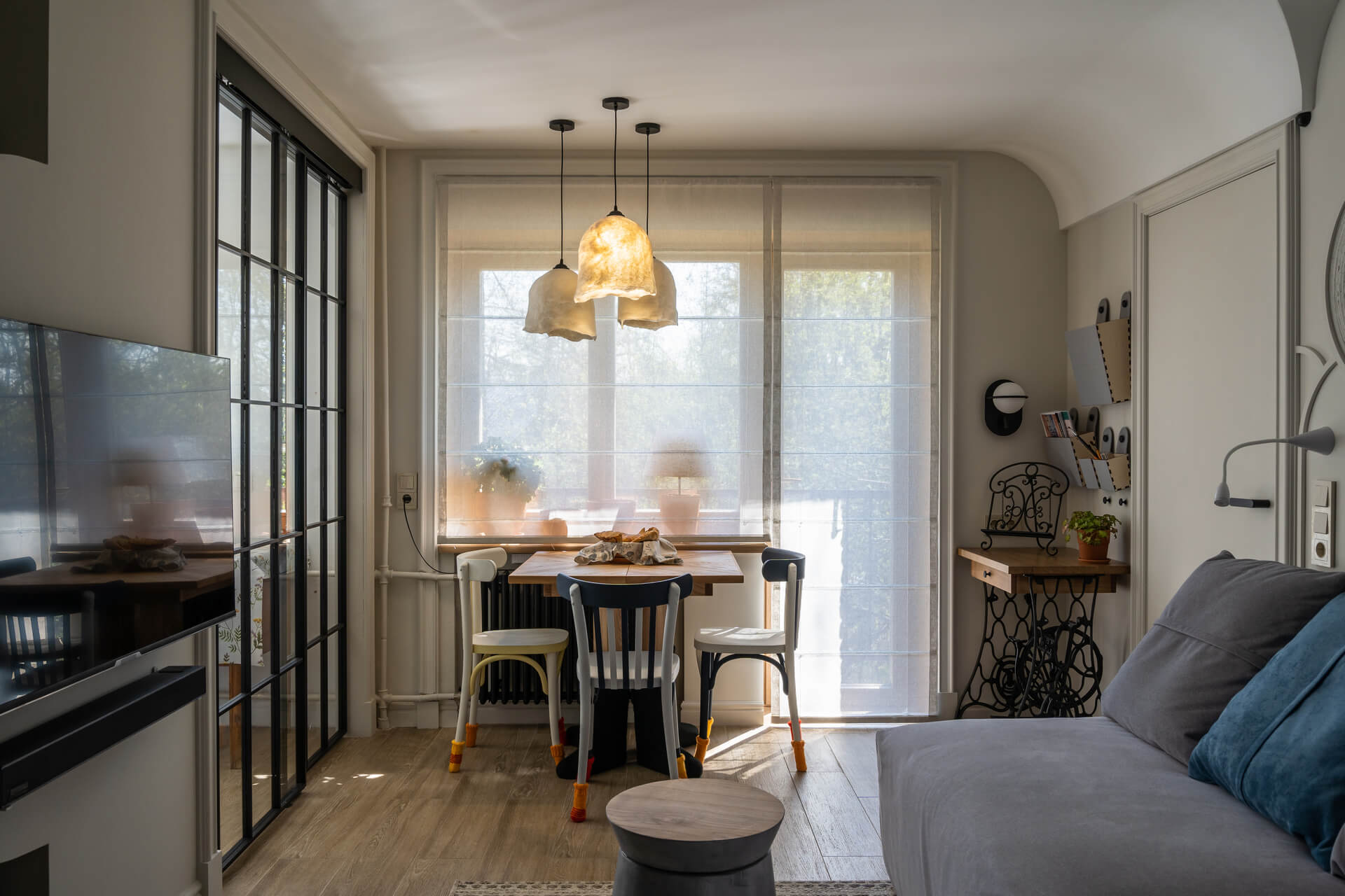 Прозрачные римские шторы на кухне