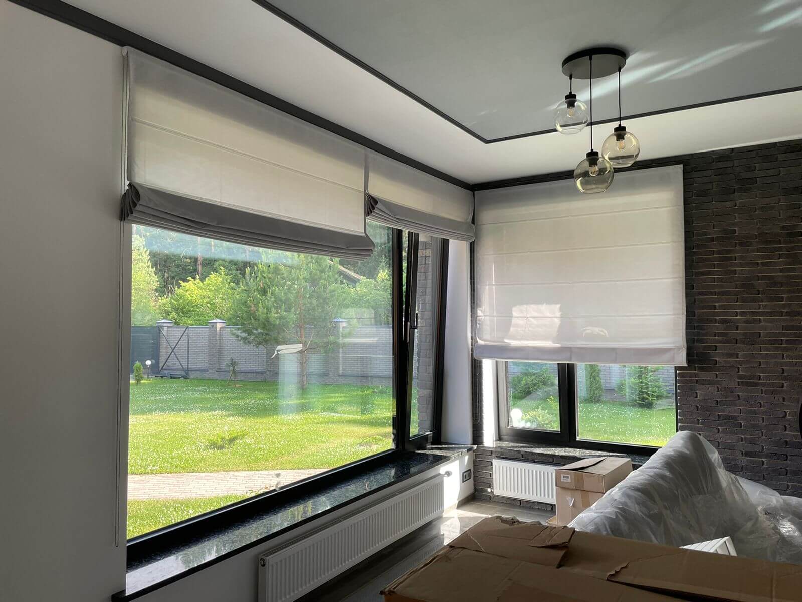 Полупрозрачные бежевые римские шторы