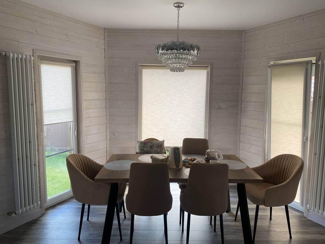 Рулонные шторы песочного цвета