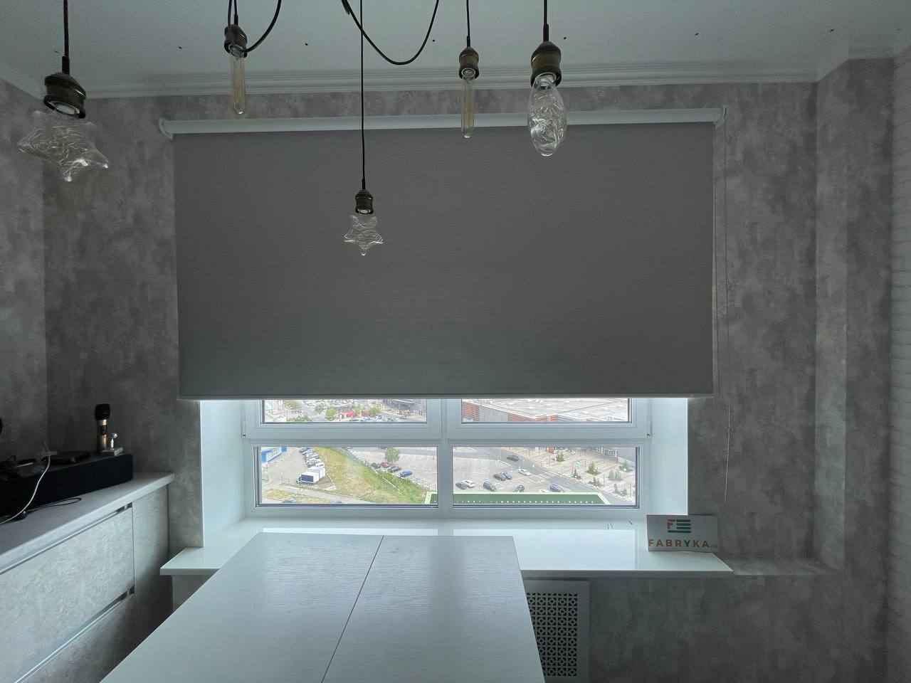 Серые рулонные шторы на кухне