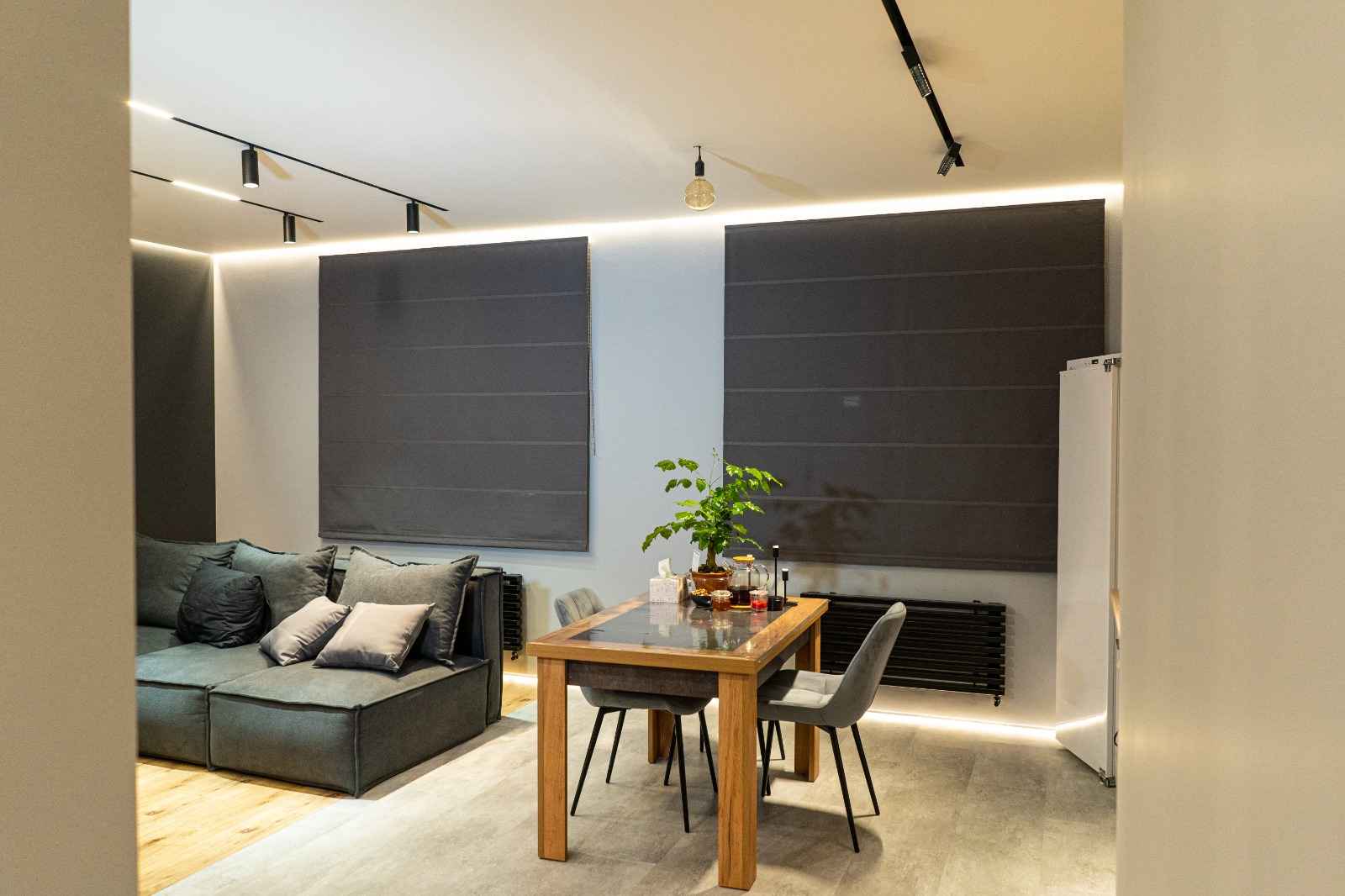 Коричневые римские шторы в гостиной